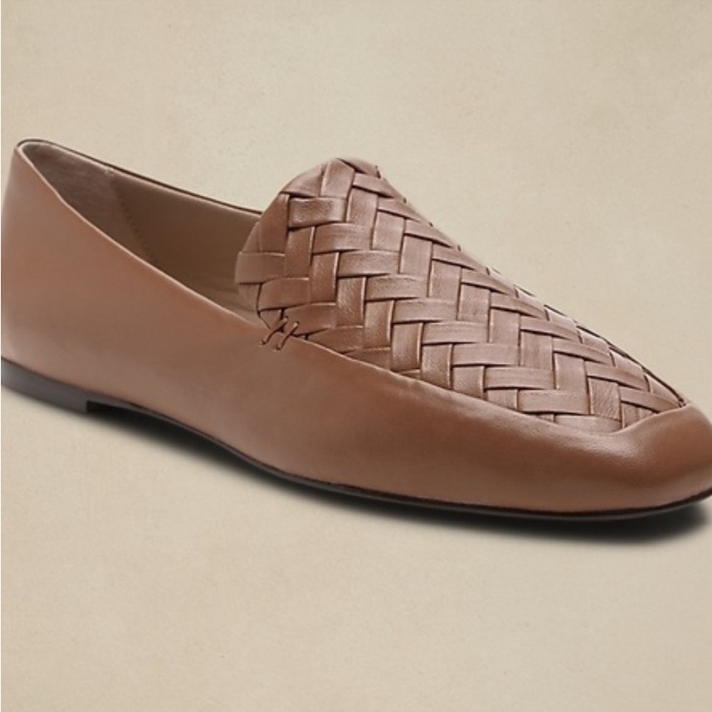 Banana republic soft snip leather flat loafers  NWOT.  SZ 9